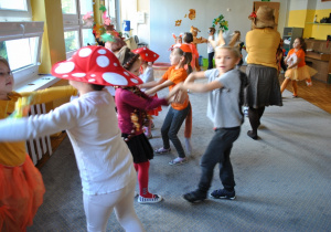 Dzieci tańczą w parach. Razem z dziećmi tańczy nauczycielka. Ujęcie 2